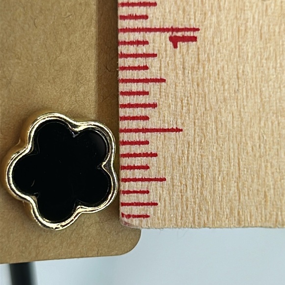 Flower Design Enamel Stud Earrings Elegant - Picture 2 of 2